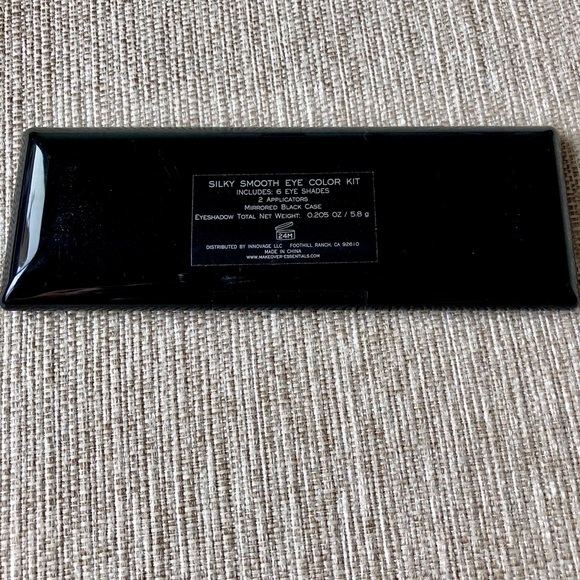 Makeover Essentials eye shadow compact - Picture 5 of 6